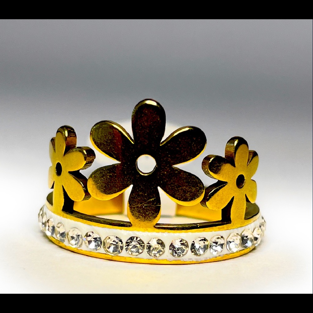 NEW Fashion Jewelry Ring- Size 19
Color: Gold, and White